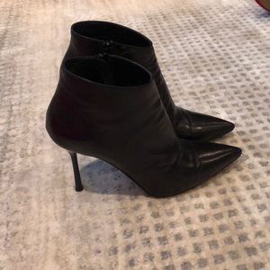 Size 8 black leather heeled boots! Side zip